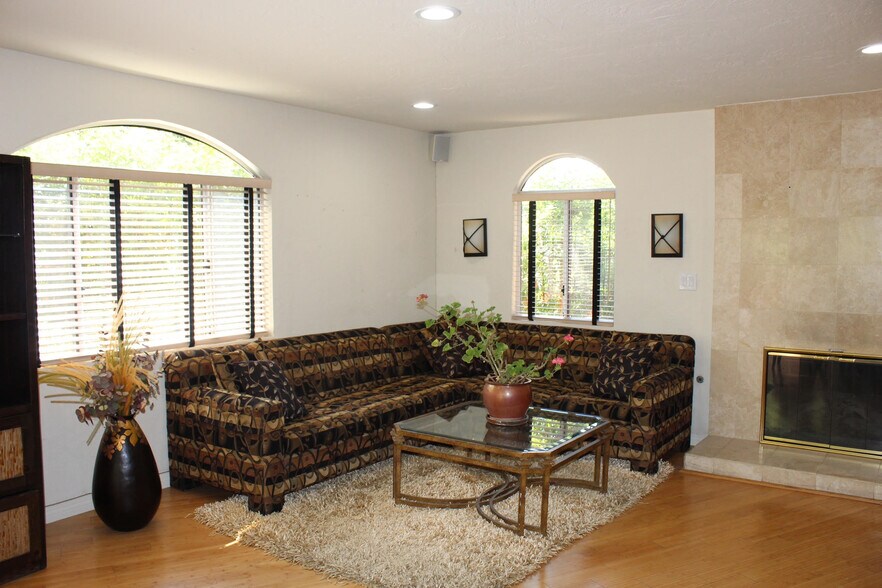 Building Photo - 4400 Portico Pl
