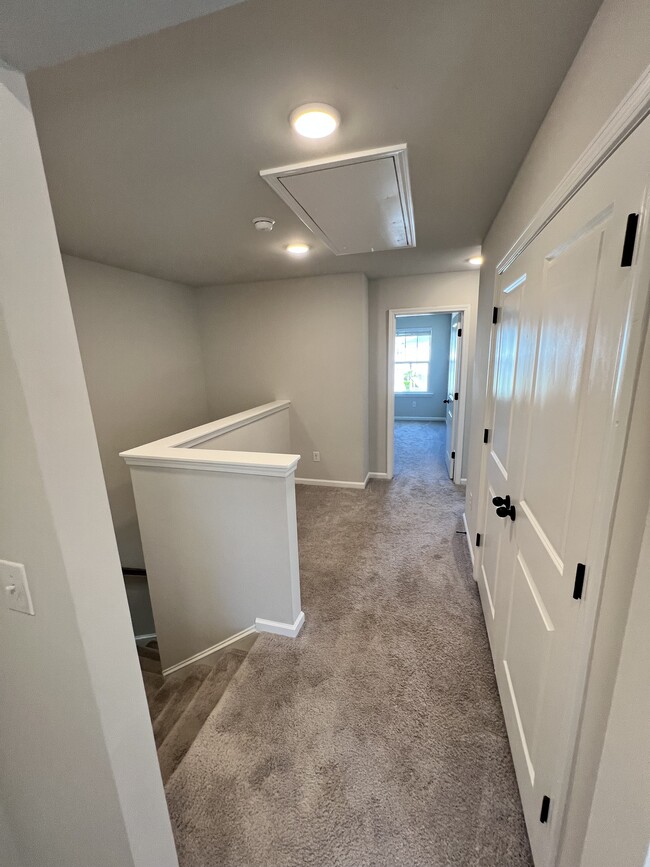 Building Photo - 575 McLernon Trce