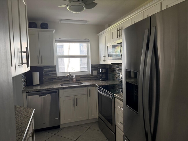 Building Photo - 1161 Hillsboro Mile