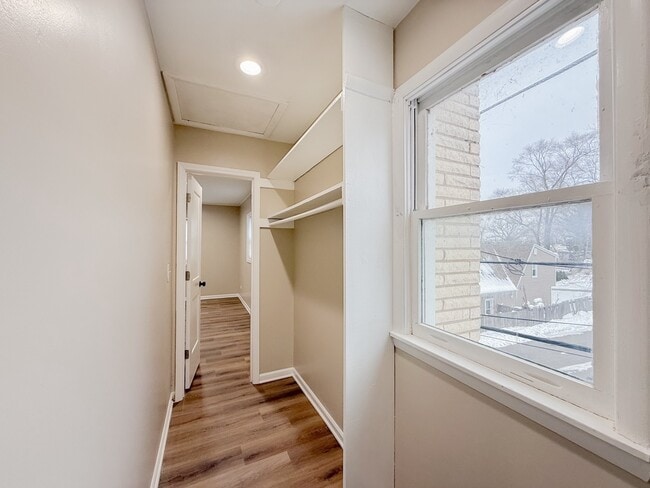 Building Photo - 106 E State Rd