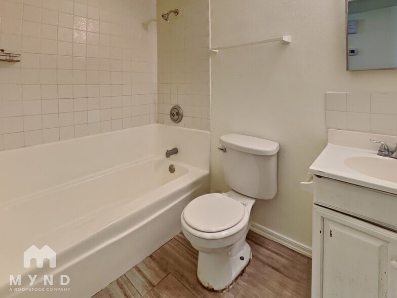 Building Photo - 5643 W Golden Ln