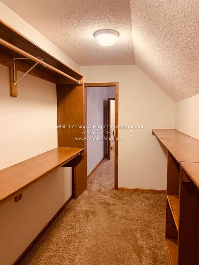 Building Photo - Spacious Raymore Townhome in Prime Remington Village Location