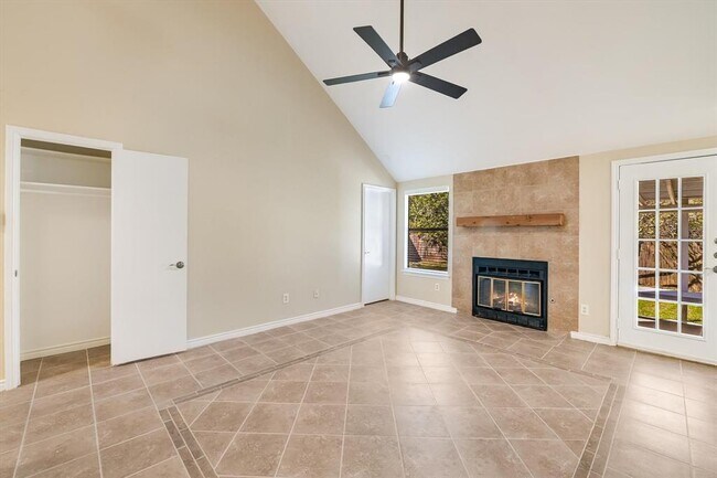 Building Photo - 6808 Luckenbach Ln