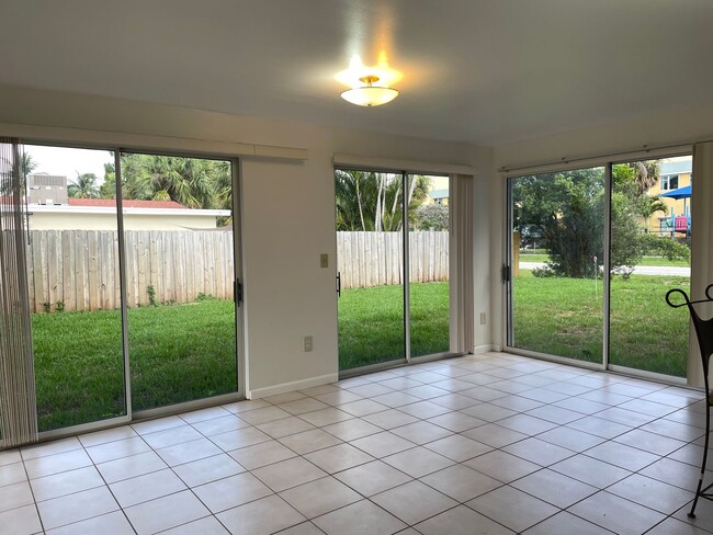 Building Photo - Easy Living in Palm Beach Gardens—Minutes ...