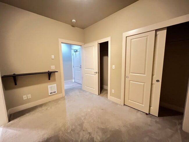 Building Photo - Beautiful 1 bedroom home at The Drake in B...