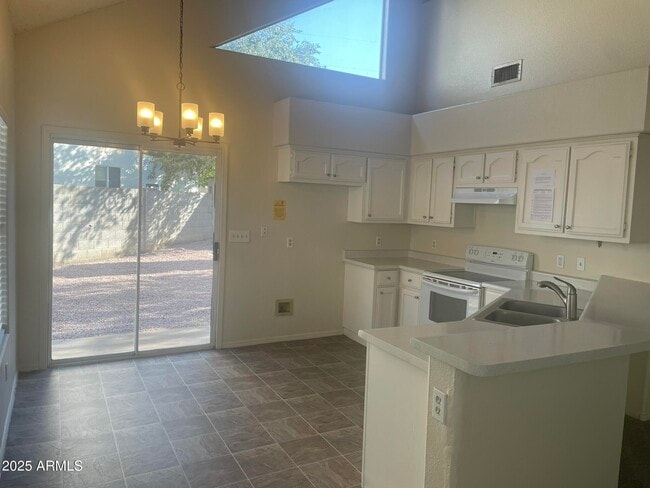 Building Photo - 441 S Maple