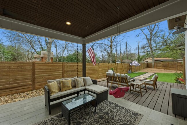 Building Photo - 1405 Camelot Cir