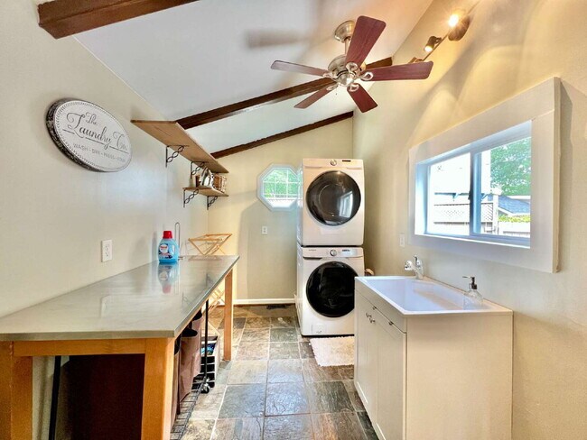 Building Photo - Picturesque 3 Bedroom House!