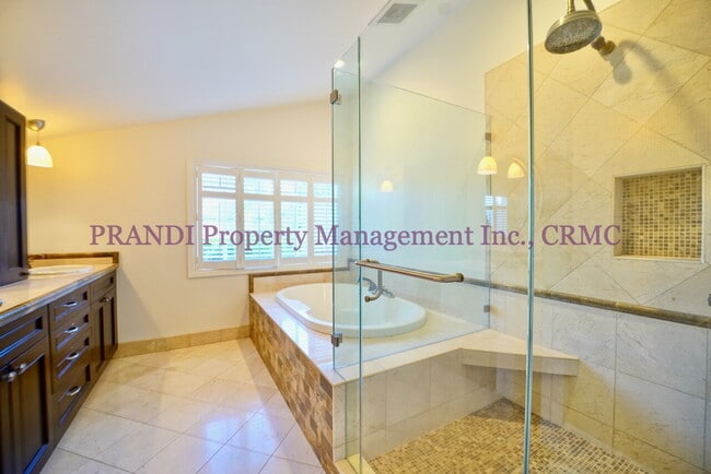 Building Photo - Country Club Home on Corner Lot, All One L...