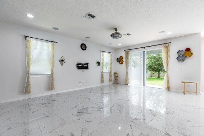 Building Photo - AMAZING 2 STORY HOME AVAILABLE AND BEAUTIFUL!
