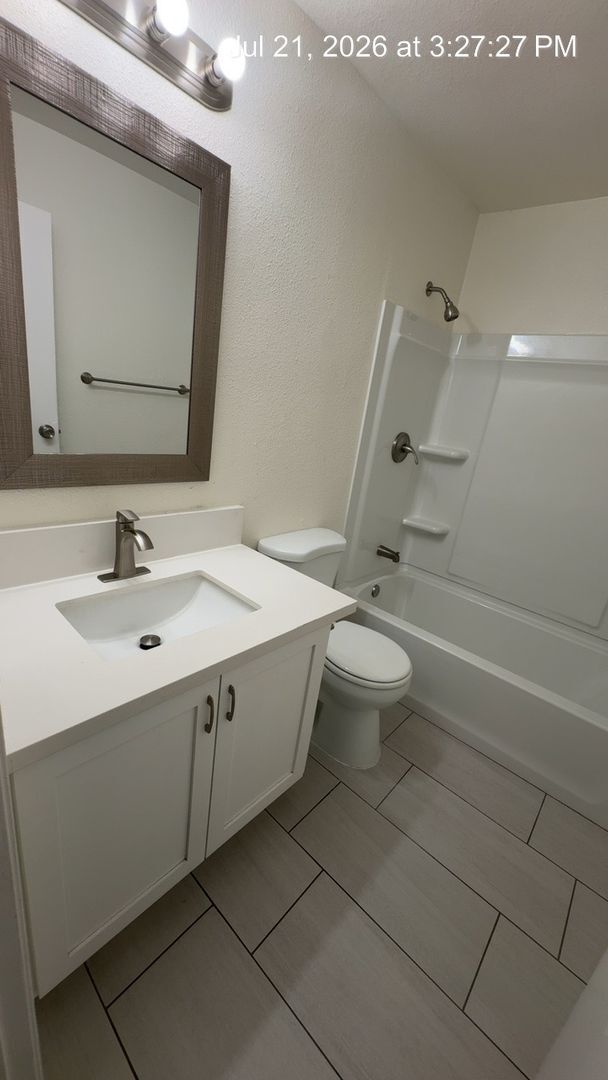 Building Photo - Move in Special!! Upstairs unit MOVE IN READY!!