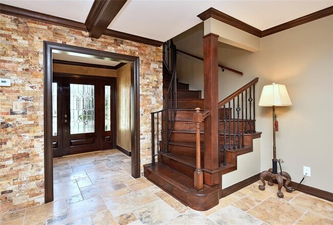 Building Photo - 2802 S Doral Dr