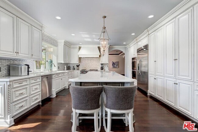 Building Photo - 6127 Rhodes Ave