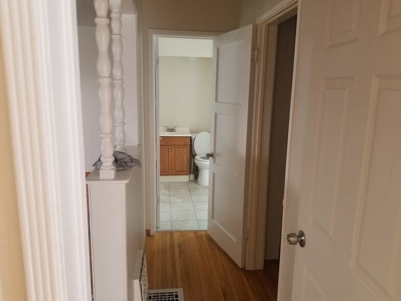 Building Photo - 729 E Providencia Ave