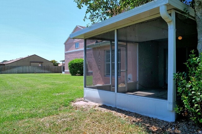 Building Photo - Nice 3 bedroom /2 bath 2 story townhome at...