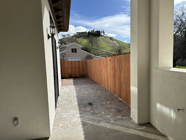 Building Photo - Gorgeous 3 Bedroom, 2 Bath Home in Rural Danville Setting