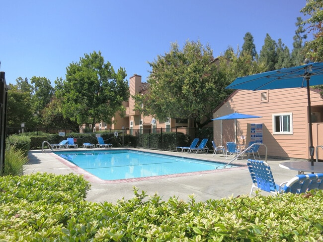 Building Photo - 3 bed/2 bath Upstairs condo! Hardwood floor, full kitchen, washer/dryer