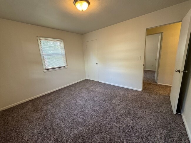 Building Photo - Now Renting in Springfield: 3 Bed and 1 Ba...