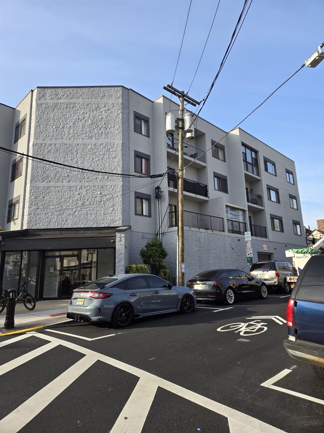 Building Photo - 200 43rd St