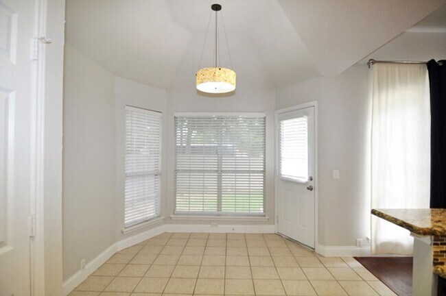 Building Photo - Lovely 3-bed, 2-bath home in North Fort Wo...