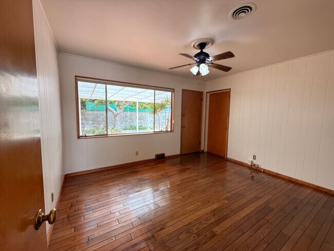 Building Photo - 1950's Ranch Style 2+2 with den/office Hom...