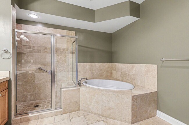 Building Photo - Location and Luxury! 2 Bedroom 2 Bathroom in Cherry Creek!