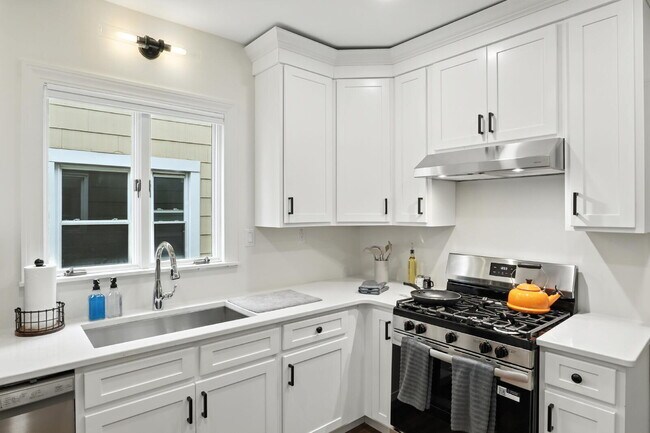 Building Photo - Fully Furnished 3-Bedroom Main-Floor Apartment in North Buffalo