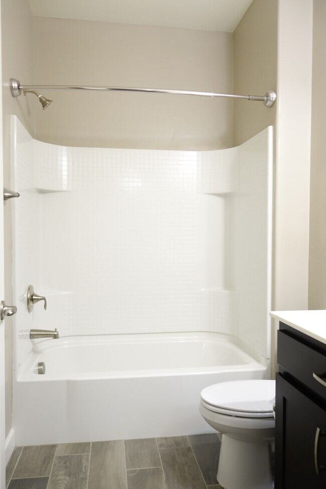 Building Photo - (Vail) Spacious 5 bedroom 3 bath house!