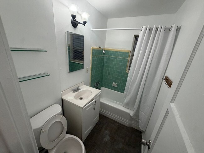Building Photo - 537 W Colden Ave