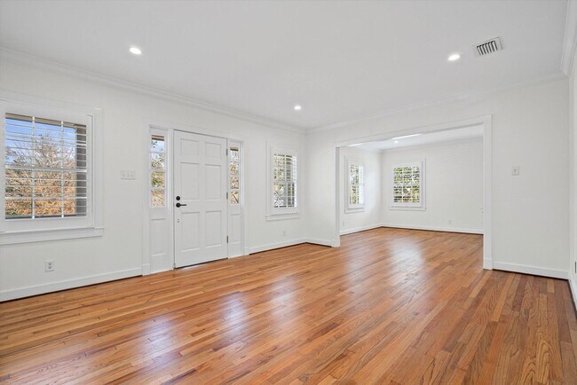 Building Photo - Quaint Springhill Charmer