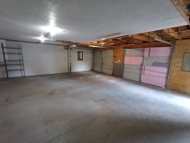Building Photo - 2044 Garrick Ave