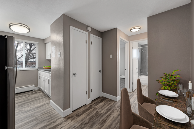 Large one bedroom dining and kitchen area - SouthGlenn Place