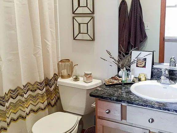 Building Photo - 1319 W Belmont Ave