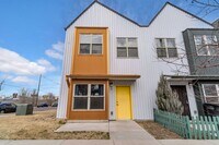 Building Photo - Townhome 3Bed 2Bath - Long Realty and Property Reality