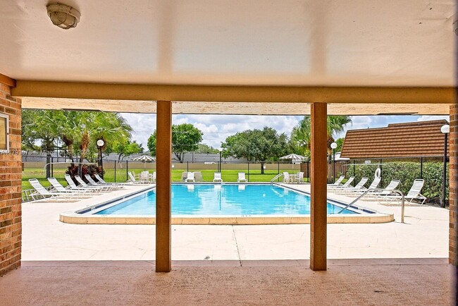 Building Photo - 2585 Garden Ct