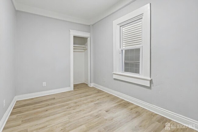 Building Photo - 181 Hale St