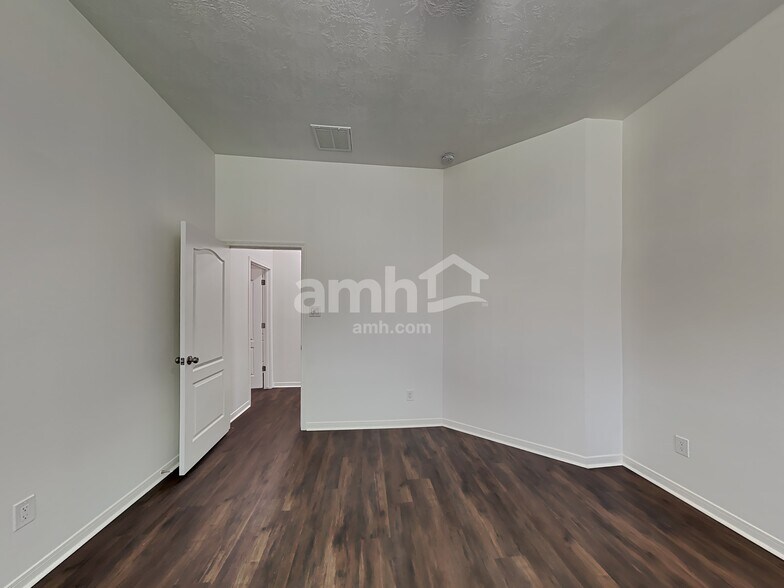 Building Photo - 30022 Saw Oaks Dr
