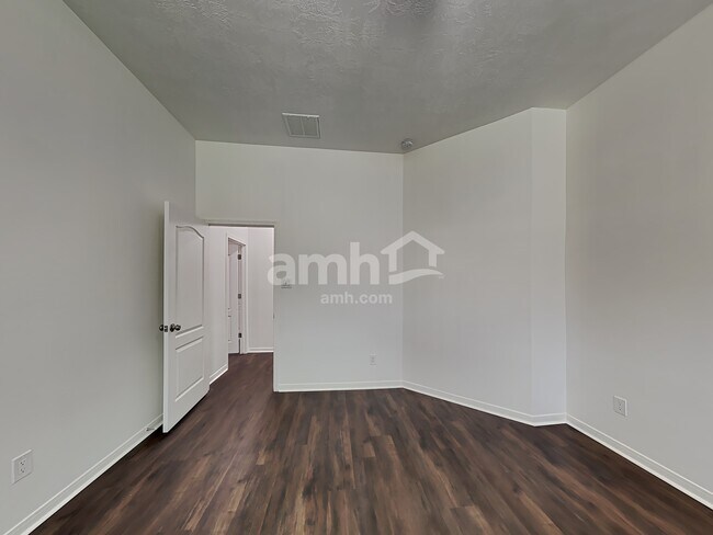 Building Photo - 30022 Saw Oaks Dr