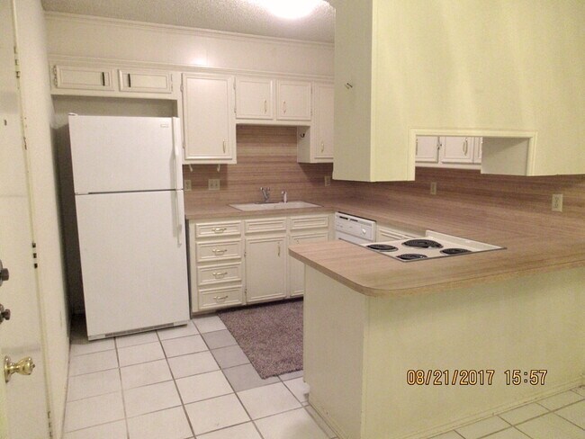 Building Photo - Duplex Conveniently Located Next to the Elementary, Jr. High & Park!
