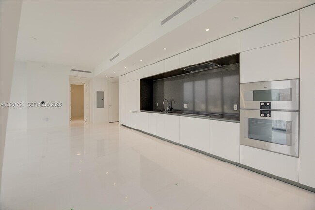 Building Photo - 300 Biscayne Blvd Way