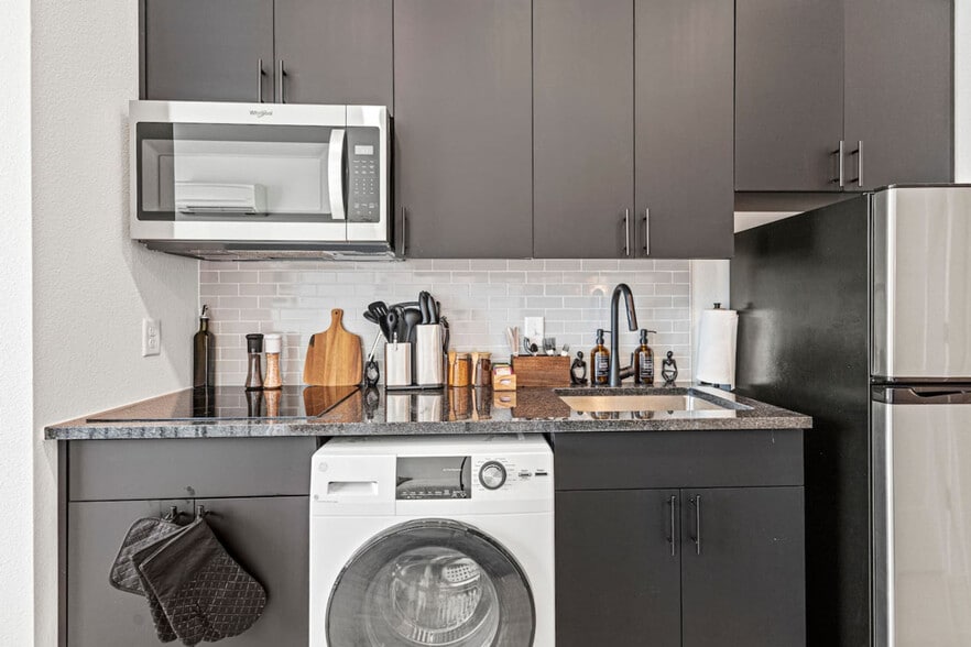 Building Photo - 596 W 9th St