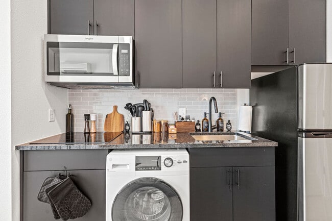 Building Photo - 596 W 9th St