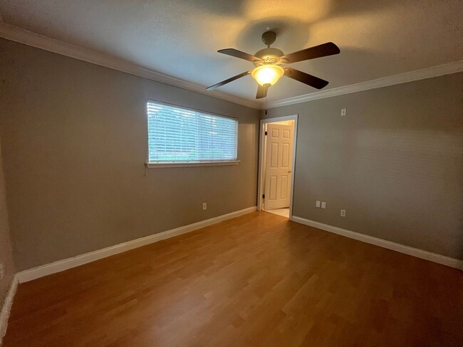 Building Photo - 3bed 2bath available in Rosemont! Pet frie...