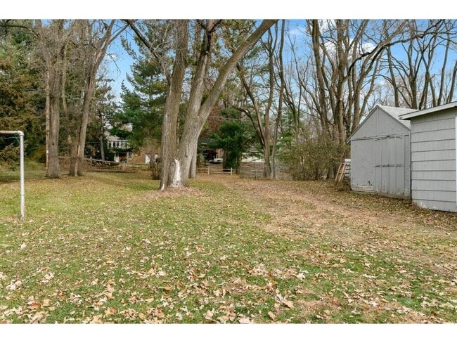Building Photo - 723 Laurel Ave