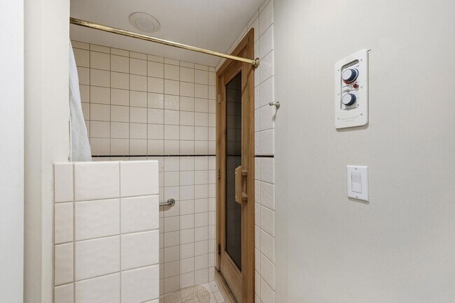 Building Photo - 6204 Paradise Point Dr