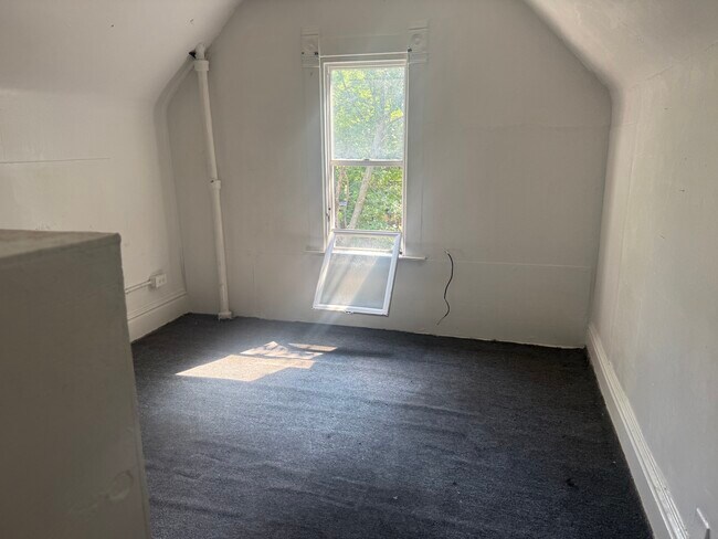 Building Photo - 601 Alexander Ave