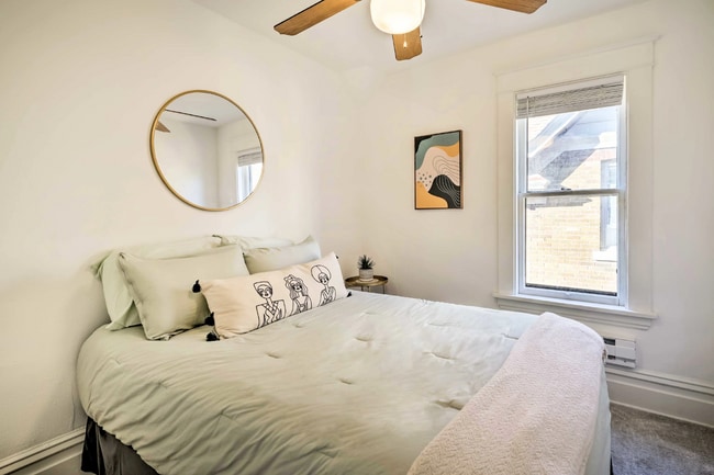 Building Photo - Charming Upper Level Duplex