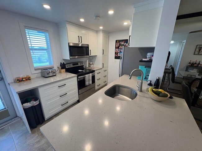 Building Photo - 2161 NE 1st Ct