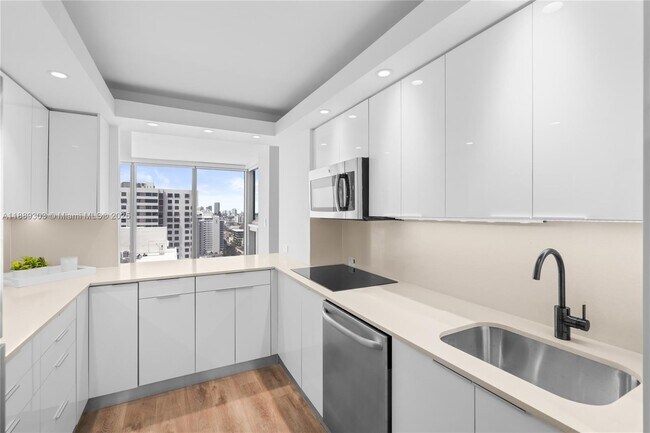 Building Photo - 2655 Collins Ave