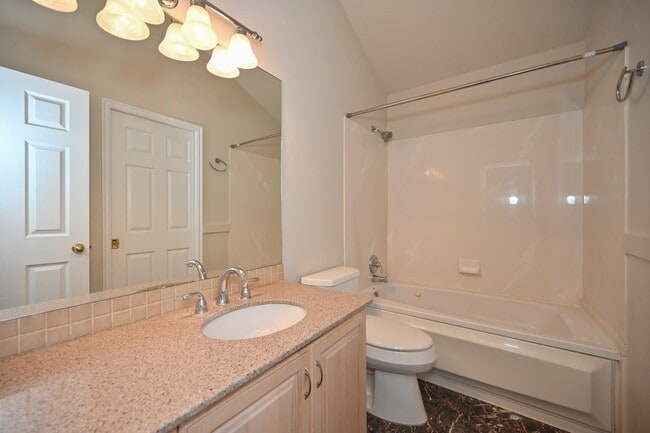 Building Photo - Beautiful Townhome in Amazing Location!